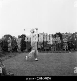 British Open 1952.Royal Lytham & St Annes Golf Club, Lancashire, 11th juillet 1952.L'Open Championship de 81st, a eu lieu du 9th au 11th juillet.Bobby Locke, en route pour remporter son Open Championship 3rd. Banque D'Images