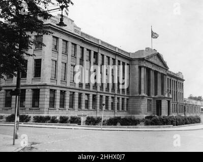 Coventry Technical College, dans les Butts, Coventry, Circa 1955.Informations complémentaires:- le Collège technique de Coventry a été ouvert en 1935.Le bâtiment emblématique de style classique ne coûte que £183 000.Il est devenu City College Coventry en 2002 et a fusionné avec Tile Hill College. Banque D'Images