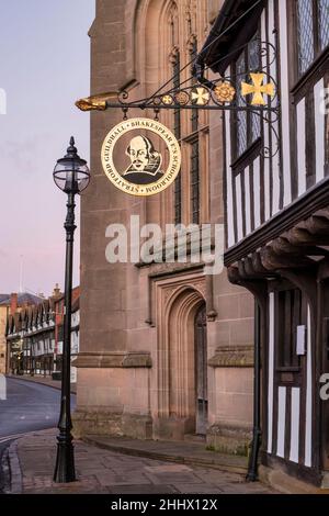 Guildhall Sign On Shakespeare's Schoolroom & Guildhall.Stratford-upon-Avon, Warwickshire, Angleterre Banque D'Images