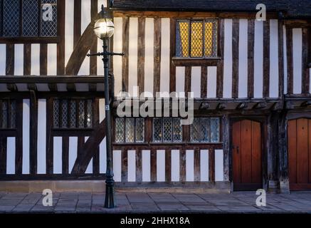 Almshouses au crépuscule, Church Street, Stratford-upon-Avon, Warwickshire, Angleterre Banque D'Images