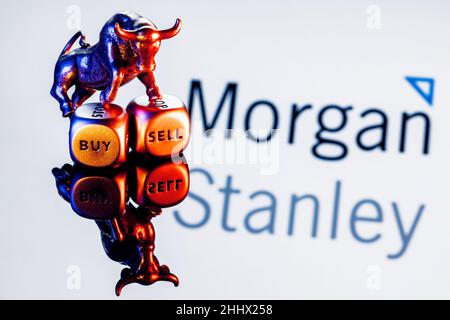 Le taureau en métal se dresse sur des dés d'achat-vente sur le fond du logo de la banque Morgan Stanley Banque D'Images