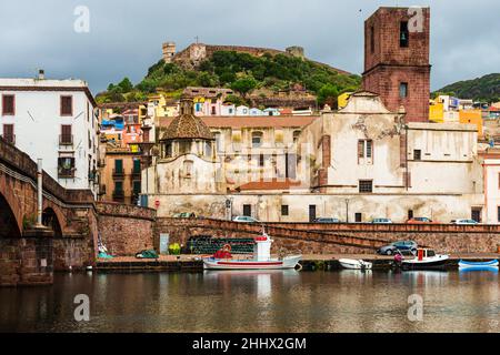 1 novembre 2021, Bosa, sardaigne, Italie: Vue générale de la ville depuis les rives du fleuve Temo, avec les façades de couleur typiques des maisons,Sursuspendue par le château.la ville de Bosa est une destination touristique majeure en Sardaigne qui a connu une baisse spectaculaire de fréquentation depuis le début de la crise sanitaire.l'Italie a perdu près de 80 millions de touristes lors du premier choc pandémique du coronavirus à l'été 2020.Avec les signes actuels de réouverture de la frontière et la généralisation du passe de vaccination en Europe, le pays espère en 2022 dépasser 100 millions de touristes Banque D'Images