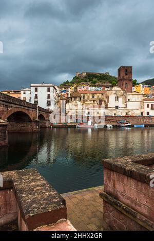 1 novembre 2021, Bosa, sardaigne, Italie: Vue générale de la ville depuis les rives du fleuve Temo, avec les façades de couleur typiques des maisons,Sursuspendue par le château.la ville de Bosa est une destination touristique majeure en Sardaigne qui a connu une baisse spectaculaire de fréquentation depuis le début de la crise sanitaire.l'Italie a perdu près de 80 millions de touristes lors du premier choc pandémique du coronavirus à l'été 2020.Avec les signes actuels de réouverture de la frontière et la généralisation du passe de vaccination en Europe, le pays espère en 2022 dépasser 100 millions de touristes Banque D'Images