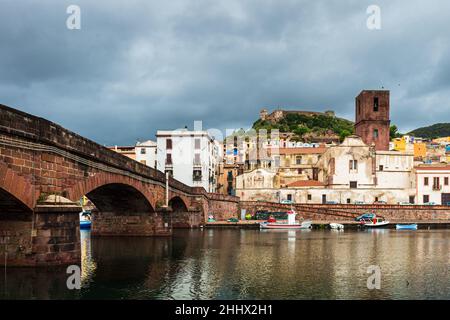 1 novembre 2021, Bosa, sardaigne, Italie: Vue générale de la ville depuis les rives du fleuve Temo, avec les façades de couleur typiques des maisons,Sursuspendue par le château.la ville de Bosa est une destination touristique majeure en Sardaigne qui a connu une baisse spectaculaire de fréquentation depuis le début de la crise sanitaire.l'Italie a perdu près de 80 millions de touristes lors du premier choc pandémique du coronavirus à l'été 2020.Avec les signes actuels de réouverture de la frontière et la généralisation du passe de vaccination en Europe, le pays espère en 2022 dépasser 100 millions de touristes Banque D'Images