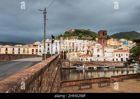 1 novembre 2021, Bosa, sardaigne, Italie: Vue générale de la ville depuis les rives du fleuve Temo, avec les façades de couleur typiques des maisons,Sursuspendue par le château.la ville de Bosa est une destination touristique majeure en Sardaigne qui a connu une baisse spectaculaire de fréquentation depuis le début de la crise sanitaire.l'Italie a perdu près de 80 millions de touristes lors du premier choc pandémique du coronavirus à l'été 2020.Avec les signes actuels de réouverture de la frontière et la généralisation du passe de vaccination en Europe, le pays espère en 2022 dépasser 100 millions de touristes Banque D'Images