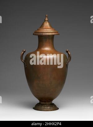 Hydrie de bronze (vase d'eau) avec couvercle 3rd siècle avant J.-C. grec le Musée a la plus grande collection d'hydrie de bronze grec dans le monde à l'extérieur d'Athènes.Cet exemple illustre le développement de la forme au troisième siècle avant J.-C. quand il y avait une tendance vers des proportions plus minces et plus allongées.Comme le Hadra hydrai exposé à proximité, ce vase a probablement été utilisé comme contenant pour les restes incinérés.Hydrie de bronze (vase d'eau) avec couvercle 255222 grec, hydrie de bronze (vase d'eau) avec couvercle, 3rd Century B.C., Bronze, 19 1/2in.(49,5cm).Metropolitan Museum of Art, New York.Fonds Rogers, 196 Banque D'Images