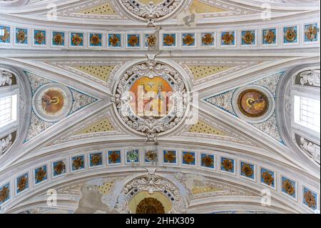 1 novembre 2021, Bosa, sardaigne, Italie :Une peinture est vue sur le plafond de la cathédrale de Bosa.la ville de Bosa est une destination touristique majeure en Sardaigne qui a connu une baisse spectaculaire de fréquentation depuis le début de la crise sanitaire.l'Italie a perdu près de 80 millions de touristes lors du premier choc pandémique du coronavirusà l'été 2020.Avec les signes actuels de réouverture de la frontière et la généralisation du passe de vaccination en Europe, le pays espère en 2022 dépasser à nouveau 100 millions de touristes et retrouver les niveaux de visiteurs en 2019.(Image de crédit : © Laure Banque D'Images