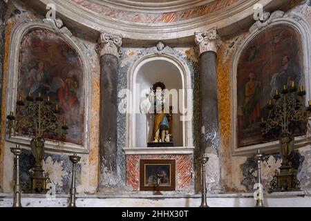 1 novembre 2021, Bosa, sardaigne, Italie :Une sculpture vue dans l'intérieur décoré de la cathédrale de Bosa.la ville de Bosa est une destination touristique majeure en Sardaigne qui a connu une baisse spectaculaire de fréquentation depuis le début de la crise sanitaire.l'Italie a perdu près de 80 millions de touristes lors du premier choc pandémique du coronavirusà l'été 2020.Avec les signes actuels de réouverture de la frontière et la généralisation du passe de vaccination en Europe, le pays espère en 2022 dépasser à nouveau 100 millions de touristes et retrouver les niveaux de visiteurs en 2019.(Image de crédit Banque D'Images