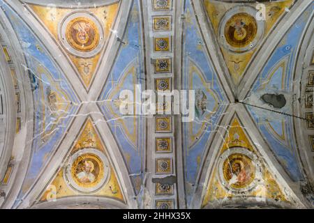 1 novembre 2021, Bosa, sardaigne, Italie :Les plafonds peints de la cathédrale de Bosa sont vus dans le dôme.la ville de Bosa est une destination touristique majeure en Sardaigne qui a connu un déclin spectaculaire de la fréquentation depuis le début de la crise sanitaire.l'Italie a perdu près de 80 millions de touristes lors de la première pandémie de choc de lacoronavirus à l'été 2020.Avec les signes actuels de réouverture de la frontière et la généralisation du passe de vaccination en Europe, le pays espère en 2022 dépasser à nouveau 100 millions de touristes et retrouver les niveaux de visiteurs en 2019.(Image de crédit : Banque D'Images