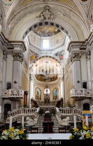 1 novembre 2021, Bosa, sardaigne, Italie :Vue de l'intérieur décoré de la cathédrale de Bosa.la ville de Bosa est une destination touristique majeure en Sardaigne qui a connu une baisse spectaculaire de fréquentation depuis le début de la crise sanitaire.l'Italie a perdu près de 80 millions de touristes lors du premier choc pandémique du coronavirus dans leété 2020.Avec les signes actuels de réouverture de la frontière et la généralisation du passe de vaccination en Europe, le pays espère en 2022 dépasser à nouveau 100 millions de touristes et retrouver les niveaux de visiteurs en 2019.(Image de crédit : © Laurent Banque D'Images