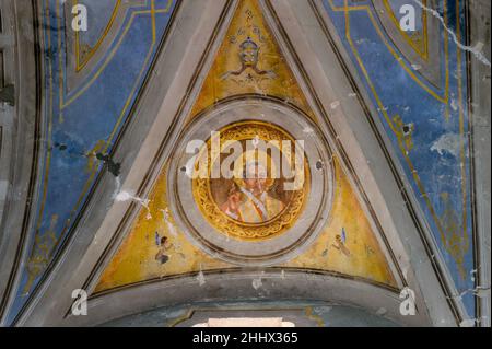 1 novembre 2021, Bosa, sardaigne, Italie :Les plafonds peints de la cathédrale de Bosa sont vus dans le dôme..la ville de Bosa est une destination touristique majeure en Sardaigne qui a connu une baisse spectaculaire de fréquentation depuis le début de la crise sanitaire..l'Italie a perdu près de 80 millions de touristes lors de la première pandémie de choc de lacoronavirus à l'été 2020.Avec les signes actuels de réouverture de la frontière et la généralisation du passe de vaccination en Europe, le pays espère en 2022 dépasser à nouveau 100 millions de touristes et retrouver les niveaux de visiteurs en 2019.(Image de crédit : Banque D'Images