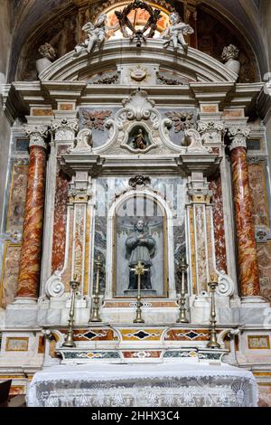 1 novembre 2021, Bosa, sardaigne, Italie :L'intérieur décoré de la cathédrale de Bosa.la ville de Bosa est une destination touristique majeure en Sardaigne qui a connu une baisse spectaculaire de fréquentation depuis le début de la crise sanitaire.l'Italie a perdu près de 80 millions de touristes lors du premier choc pandémique du coronavirus au cours de l'été2020.Avec les signes actuels de réouverture de la frontière et la généralisation du passe de vaccination en Europe, le pays espère en 2022 dépasser à nouveau 100 millions de touristes et retrouver les niveaux de visiteurs en 2019.(Image de crédit : © Laurent Coust/SO Banque D'Images