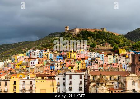 1 novembre 2021, Bosa, sardaigne, Italie: Vue générale de la ville depuis les rives du fleuve Temo, avec les façades de couleur typiques des maisons,Sursuspendue par le château.la ville de Bosa est une destination touristique majeure en Sardaigne qui a connu une baisse spectaculaire de fréquentation depuis le début de la crise sanitaire.l'Italie a perdu près de 80 millions de touristes lors du premier choc pandémique du coronavirus à l'été 2020.Avec les signes actuels de réouverture de la frontière et la généralisation du passe de vaccination en Europe, le pays espère en 2022 dépasser 100 millions de touristes Banque D'Images