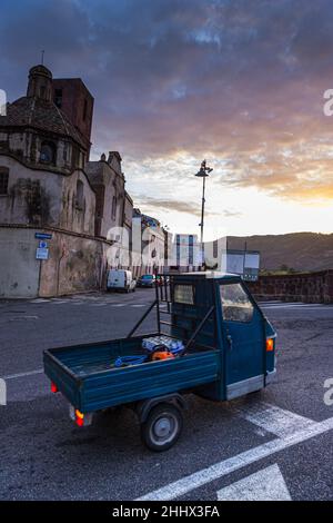 2 novembre 2021, Bosa, sardaigne, Italie :Un scooter italien typique est vu au début du pont sur la rivière au lever du soleil.la ville de Bosa est une destination touristique majeure en Sardaigne qui a connu une baisse spectaculaire de fréquentation depuis le début de la crise sanitaire.l'Italie a perdu près de 80 millions de touristes au cours de la premièrechoc pandémique du coronavirus à l'été 2020.Avec les signes actuels de réouverture de la frontière et la généralisation du passe de vaccination en Europe, le pays espère en 2022 dépasser à nouveau 100 millions de touristes et retrouver le niveau des visiteurs Banque D'Images