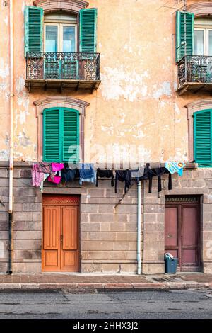 2 novembre 2021, Bosa, sardaigne, Italie :Une façade typiquement italienne est vue avec une buanderie suspendue entre les fenêtres.la ville de Bosa est une destination touristique majeure en Sardaigne qui a connu une baisse spectaculaire de fréquentation depuis le début de la crise sanitaire.l'Italie a perdu près de 80 millions de touristes lors du premier choc pandémique du coronavirusà l'été 2020.Avec les signes actuels de réouverture de la frontière et la généralisation du passe de vaccination en Europe, le pays espère en 2022 dépasser à nouveau 100 millions de touristes et retrouver les niveaux de visiteurs en 2019.( Banque D'Images