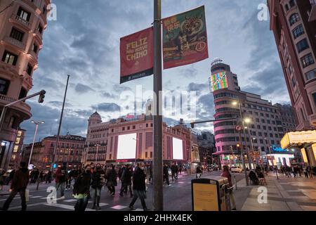 Madrid.25th janvier 2022.Photo prise le 25 janvier 2022, montre les affiches pour le nouvel an lunaire chinois à Madrid, Espagne.Chaque année, le gouvernement municipal de Madrid invite les artistes à concevoir une affiche de zodiaque pour décorer les rues et accueillir le nouvel an lunaire chinois.Le nouvel an lunaire chinois 2022 tombe le 1 février.Il est basé sur un cycle de 12 ans de Zodiac personnages, dont 2022 est l'année du Tigre.Credit: Meng Dingbo/Xinhua/Alay Live News Banque D'Images