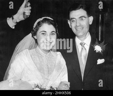 Incendie à Grafton's Fashion Specialists, Argyle Street, Glasgow, Écosse, le mercredi 4th mai 1949, l'incendie a tué 13 jeunes femmes.Notre photo montre ...Salomon Winetrobe et sa mariée, Mlle Lily Diarmard, après leur mariage à Glasgow, le mercredi 6th mars 1952.George Kamill Platt, commis, et Solomon Winetrobe, ancien parachutiste et maintenant gérant, ont reçu chacun la médaille George pour l'héroïsme en sauvant la vie des femmes dans un incendie de magasin de mode de Glasgow.Winetrobe a travaillé son chemin le long d'une large corniche de 5inch 55ft. Au-dessus de la rue et a persuadé cinq femmes piégées au dernier étage de marcher dessus Banque D'Images