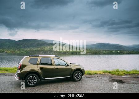 Kroderen, Norvège. Voiture Renault Duster SUV garée près du lac Kroderen dans la campagne norvégienne Paysage. Kroderfjorden dans la municipalité de Krodsherad in Banque D'Images