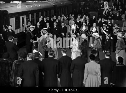 La visite d'État du roi Frederick IX et de la reine Ingrid du Danemark.Sur la photo à leur arrivée, ils sont accueillis par des membres de la famille royale britannique.8th mai 1951. Banque D'Images