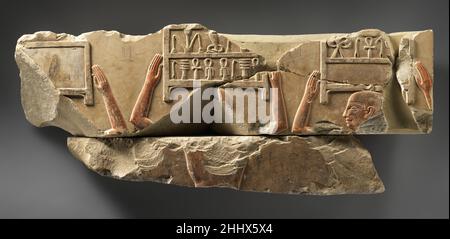 Le soulagement de proposer des boîtes de transport de porteurs env.2051–2030 C.-B. les coffres du Royaume du milieu avec des vêtements en lin ont joué un rôle de premier plan dans les festivals honorant Hathor.La présence de ces fragments dans la décoration de la tombe de Neferu fait très probablement allusion à ses fonctions de priestis de cette déesse.pour d'autres reliefs de la tombe de Neferu, voir 26,3.353* et 31,3.1.Soulagement d'offrir des boîtes de transport de porteurs 552055 Banque D'Images