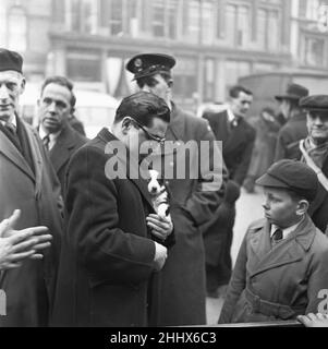 Chiots à vendre dans un stand du marché aux puces de Club Row, Bethnal Green, E1 Londres 1st mars 1955 Banque D'Images