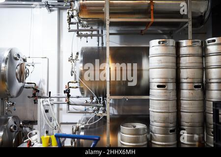 Équipement pour la production de bière artisanale.Récipients pour le stockage de la bière finie.Vue avant. Banque D'Images