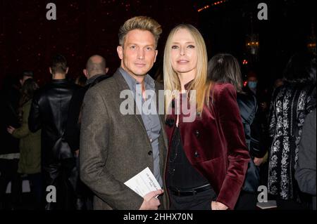 Tonya Kinzinger Et Bernard Lignon Se Pr sentent En T te Du Spectacle On tonya-kinzinger-et-bernard-lignon-se-pr-sentent-en-t-te-du-spectacle-on