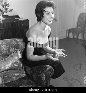 Nadja Regin, actrice serbe au Royaume-Uni pour la première fois, à l'hôtel Grosvenor House Hotel, Londres, décembre 1955. Nadja Regin est au Royaume-Uni pour le tournage d'une société allemande, elle est également porte une robe de sa propre conception. Banque D'Images