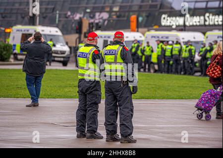 Glasgow, Royaume-Uni.22nd janvier 2022.Les policiers écossais sont vus dans des engins anti-émeutes avant la manifestation.1 000 partisans sont venus en faveur de l'indépendance écossaise suite à la nouvelle que le Premier ministre britannique, Boris Johnson, a organisé de nombreuses fêtes et réunions au 10 Downing Street pendant les serres du coronavirus malgré les lois et les projets de loi introduits pour freiner la propagation du virus.Crédit : SOPA Images Limited/Alamy Live News Banque D'Images