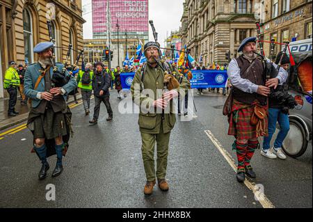 Glasgow, Royaume-Uni.22nd janvier 2022.Les Pipers sont vus en tête de la marche dans les rues.1 000 partisans sont venus en faveur de l'indépendance écossaise suite à la nouvelle que le Premier ministre britannique, Boris Johnson, a organisé de nombreuses fêtes et réunions au 10 Downing Street pendant les serres du coronavirus malgré les lois et les projets de loi introduits pour freiner la propagation du virus.Crédit : SOPA Images Limited/Alamy Live News Banque D'Images