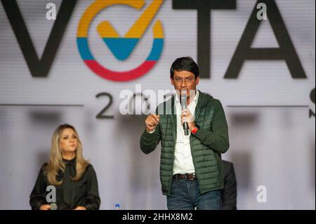 Bogota, Colombie, le 25 janvier 2022.Camilo Romero membre de l'alliance politique 'Pacto Historico' parle lors du premier débat des candidats à la présidence à Bogota, Colombie, le 25 janvier 2022.Crédit : long Visual Press/Alamy Live News Banque D'Images