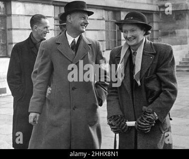 Le meurtre de Porthole 1947, James Camb a été reconnu coupable du meurtre de l'actrice Eileen Isabella Ronnie Gibson, 21 ans, nom de scène gay Gibson, par étranglement en mer, condamné à mort le 1948 mars, commuée à vie en prison, libéré en septembre 1959.Notre photo montre ..Mlle Eileen Field, hôtesse au château de Durban qui a trouvé la cabine d'Eileen Gibson déverrouillée et en désordre lorsqu'elle est allée la réveiller le matin le jour de sa disparition, le 17th novembre 1947.Aussi photographié, Frank William Montagu Hopwood, un fonctionnaire de la ligne Union Castle, qui s'est vu attribuer un siège à la même table A. Banque D'Images