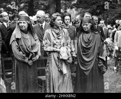 Princesse Elizabeth (plus tard reine Elizabeth II) dans une robe de vert à l'Eisteddfod national du pays de Galles, cendres de montagne, Glamourgan.6th août 1946. Banque D'Images