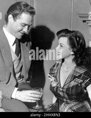 Richard Todd en photo avec Joan Rice, qui jouera sa principale dame dans le nouveau film Robin des Bois de Walt Disney.Photo à la réception suite à l'annonce de sa nomination le 28th février 1951.Le film s'appelle « l'histoire de Robin des Bois et de ses Merrie Men » Banque D'Images