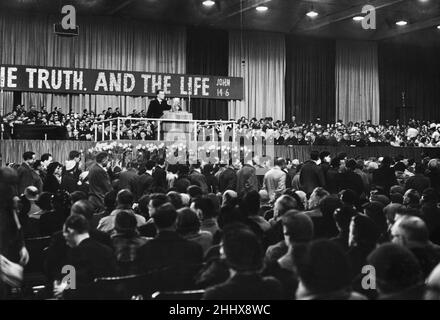 L'évangéliste américain Billy Graham s'adresse à une foule énorme de personnes au Kelvin Hall de Glasgow, en Écosse, lors de sa Croisade écossaise.23rd mars 1955. Banque D'Images