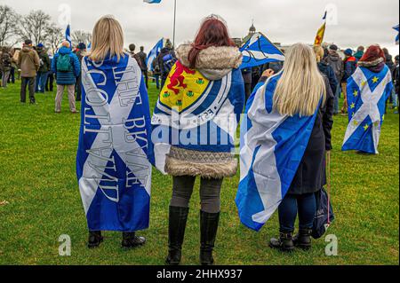 Glasgow, Royaume-Uni.22nd janvier 2022.Les femmes enveloppées de drapeaux écossais sont vues à l'écoute de l'orateur pendant la démonstration.1 000 partisans sont venus en faveur de l'indépendance écossaise suite à la nouvelle que le Premier ministre britannique, Boris Johnson, a organisé de nombreuses fêtes et réunions au 10 Downing Street pendant les serres du coronavirus malgré les lois et les projets de loi introduits pour freiner la propagation du virus.(Photo de Stewart Kirby/SOPA Images/Sipa USA) crédit: SIPA USA/Alay Live News Banque D'Images