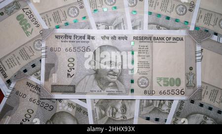 Un tas de cinq cents roupies de billets en monnaie indienne. Banque D'Images