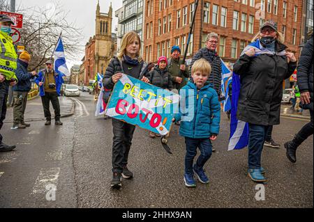 Glasgow, Royaume-Uni.22nd janvier 2022.Les enfants sont vus portant une étiquette qui dit ''BEET IT BOJO!''Au cours de la manifestation.1 000 des partisans ont soutenu l'indépendance écossaise après que le Premier ministre britannique, Boris Johnson, ait organisé de nombreuses fêtes et réunions au 10 Downing Street pendant le blocage du coronavirus malgré les lois et les projets de loi introduits pour freiner la propagation du virus.(Image de crédit : © Stewart Kirby/SOPA Images via ZUMA Press Wire) Banque D'Images