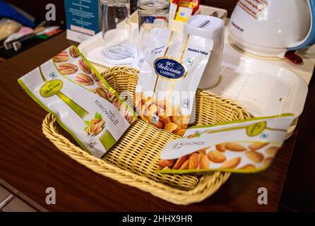 Un sachet de noix de cajou, de pistaches et d'amandes sur un panier à snacks au comptoir du minibar. Banque D'Images