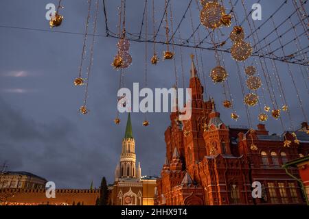 Le Musée historique d'État est le plus grand musée national de Russie. Ses collections sont en train de se former depuis plus de 100 ans et contiennent maintenant plus de 4,5 millions d'articles.L'architecte Vladimir Sherwood et l'ingénieur Anatoly Semenov ont créé le bâtiment du musée sur la place Rouge.Il a été ouvert aux visiteurs en juin 1883 lors des célébrations du couronnement de l'empereur Alexandre III Banque D'Images