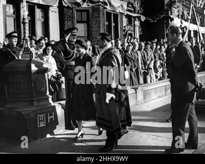 La reine Elizabeth II et le prince Philip, duc d'Édimbourg, en visite à Bootle.La Reine, accompagnée d'Alderman Peter Mahon (maire de Bootle) et suivie du duc d'Édimbourg, sur le point d'entrer à l'hôtel de ville de Bootle.Octobre 1954. Banque D'Images