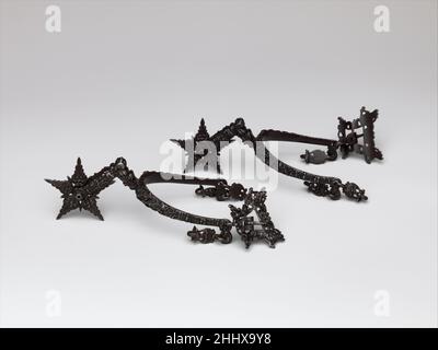 Paire de goupilles env.1650 Français ou Netherlandish ces superbes couleurs sont finement ciselées de personnages minuscules de guerriers à cheval parsemés de masques grotesques et de motifs floraux.La fabrication est étroitement liée à celle d'un petit groupe d'épée en fer ciselé hilts qui ont été fabriqués en France ou aux pays-Bas au milieu du XVIIe siècle.dans la première moitié du 17th siècle, la tendance de mode pour les messieurs a été de porter des bottes et de cracher même des circonstances non-équitation,y compris pour danser ou se promener sur le terrain.Les éperons sont alors devenus plus que des outils équestres, mais des morceaux de mal Banque D'Images