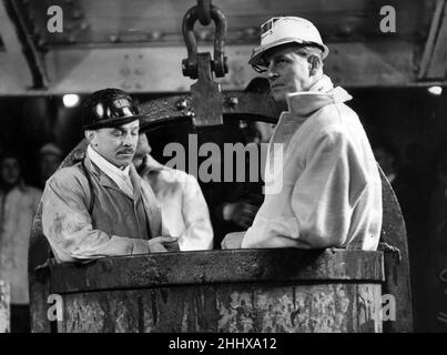 Le prince Philip, duc d'Édimbourg, visite la mine de charbon Mosley Common, Lancashire.Le duc roule dans un seau (ou « hoppit ») le long de l'arbre de 975 yards avec M. C.H Richards (gérant n° 4 PIT).4th avril 1952. Banque D'Images