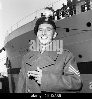 Le sergent David Sharp des Royal Northumberland Fusiliers, le dernier prisonnier de guerre britannique libéré de Corée, est accueilli par sa mère Sadie à son arrivée à Southampton.26th octobre 1953. Banque D'Images