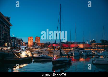 Oslo, Norvège.Vue de nuit Embankment, hôtel de ville d'Oslo et bateaux amarrés près du quartier d'Aker Brygge.Soirée d'été.Endroit célèbre et populaire Banque D'Images