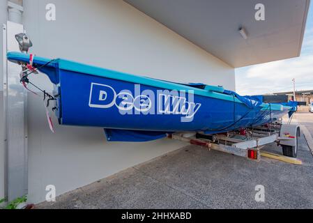 Aujourd'hui utilisé uniquement pour les courses, ce bateau de surf Dee Why Beach est une version moderne des vieux bateaux de sauvetage en bois utilisés par les clubs de sauvetage Surf Life Saving Banque D'Images