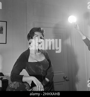 Nadja Regin, actrice serbe au Royaume-Uni pour la première fois, à l'hôtel Grosvenor House Hotel, Londres, décembre 1955. Nadja Regin est au Royaume-Uni pour le tournage d'une société allemande, elle est également porte une robe de sa propre conception. Banque D'Images