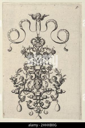 Copie inversée de la conception pour une suspension, d'Ars son Myronis Nobilis Effingitus Pagellulis ca.1600 après Paul Birckenhultz allemand Design pour une suspension de bijoux accrochée à partir d'un masque puttto (en regardant vers le bas à droite) et un ruban en haut, avec trois perles descendant du bas.Au centre de la suspension, un vase flanqué de deux putti tournés vers l'extérieur et d'insectes ailés.Copie inversée de Design pour une suspension, d'Ars HIS Myronis Nobilis Effingitus Pagellulis 423620 Banque D'Images