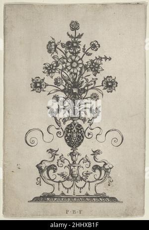 Panneau vertical avec conception pour une suspension, d'Ars HIS Myronis Nobilis Effingitus Pagellulis ca.1600 Paul Birckenhultz German Design avec un bouquet de bijoux émergeant d'un vase de chantage au centre, flanqué par des hybrides avec des têtes d'oiseau.Panneau vertical avec design pour une suspension, d'Ars HIS Myronis Nobilis Effingitus Pagellulis 423601 Banque D'Images