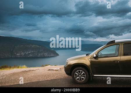 Utvik, Comté de Sogn og Fjordane, Norvège.Voiture Renault Duster SUV garée près de Scenic route Road.Innvikfjord Norwegian Mountain Landscape.Naturel Banque D'Images